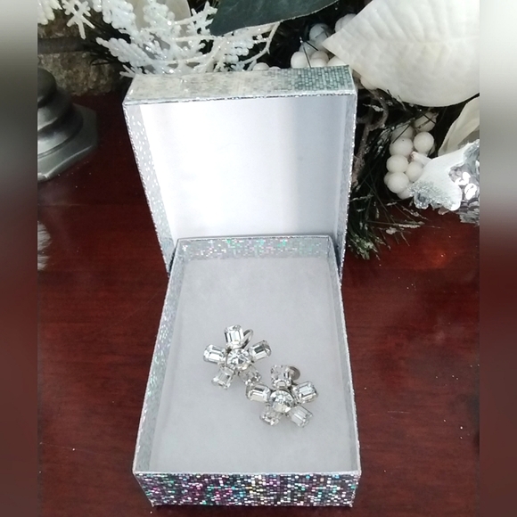 Vintage Albert Weiss Floral Earrings - Picture 11 of 13